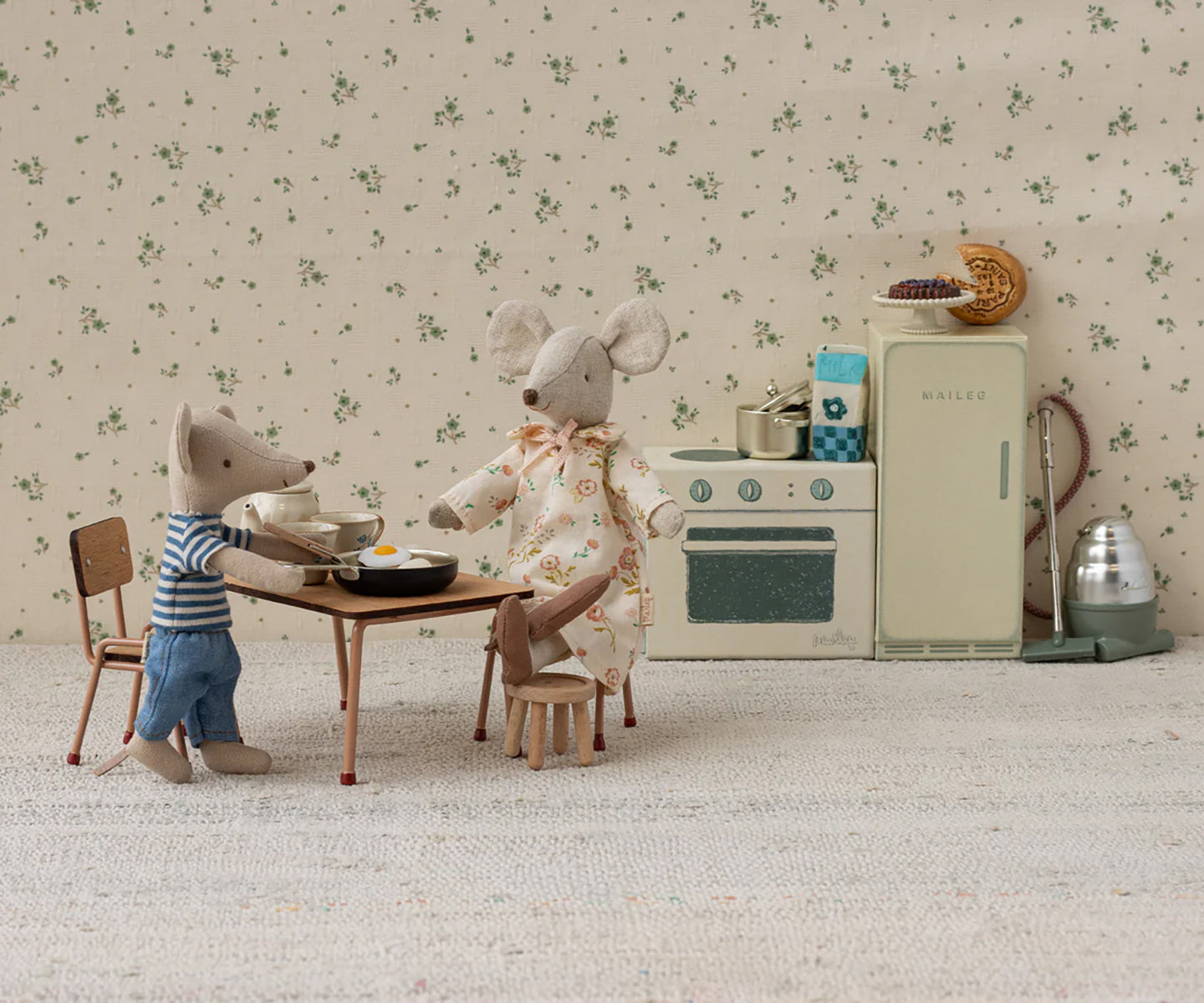 Maileg Table and Chair Set, Mouse - Dark Powder.