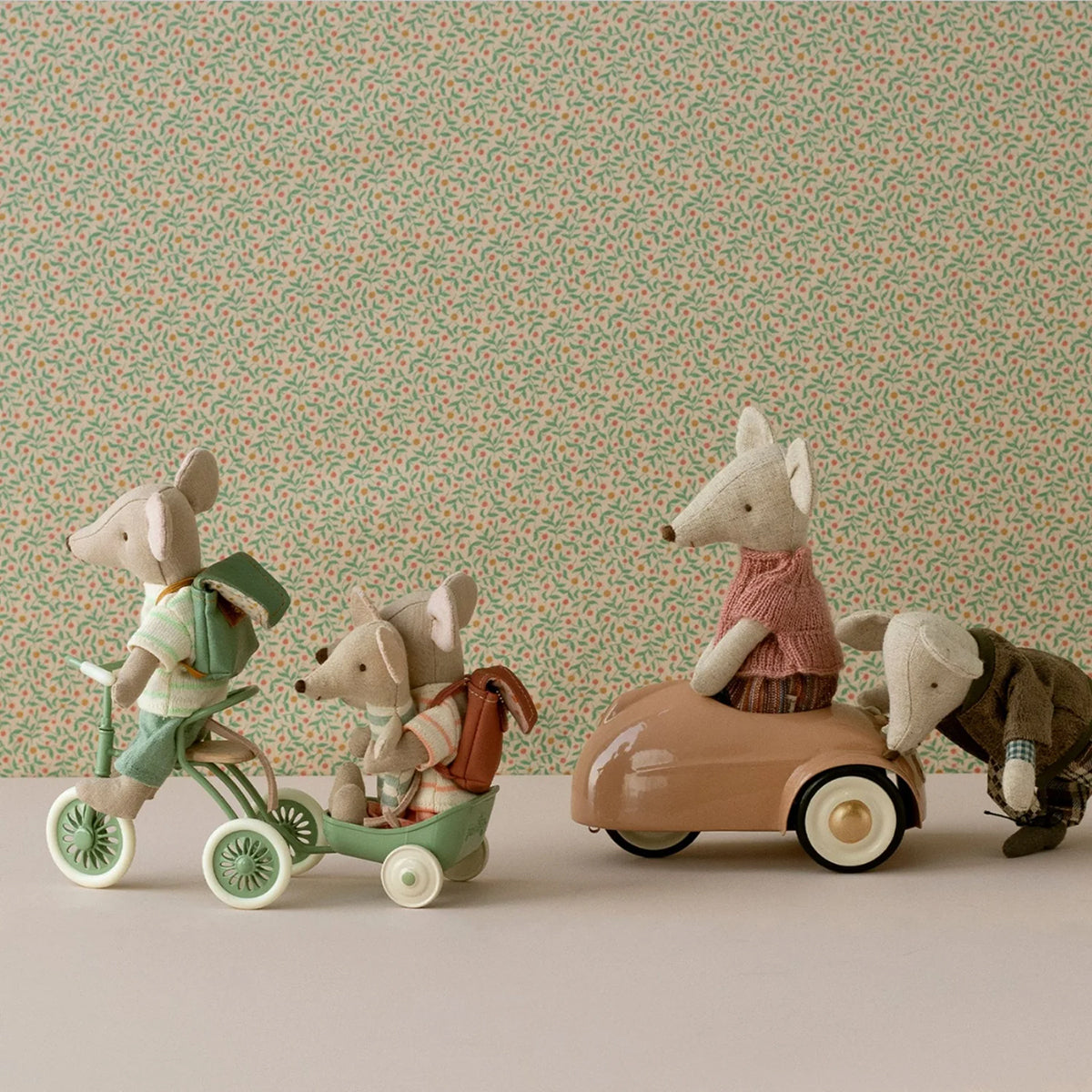 Maileg Tricycle Mouse Big Brother with Bag - Green.