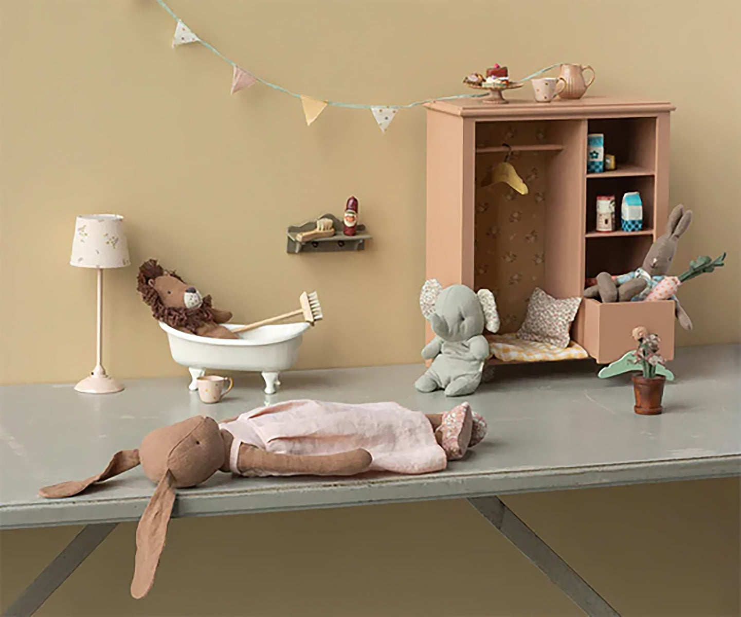 Maileg Miniature Floor Lamp - Powder