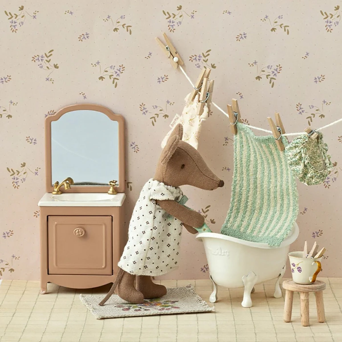 Maileg Sink Dresser with Mirror, Mouse - Dark Powder